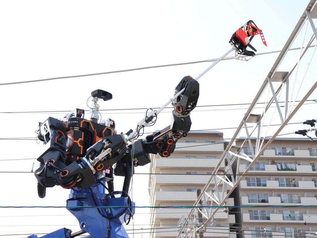 Canggih! Jepang Punya Robot Raksasa Buat Perbaiki Kabel Kereta Api