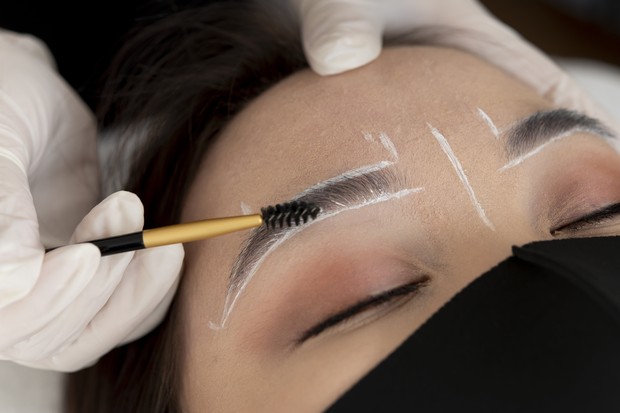 Using the Wrong Eyebrow Pencil Makes You Look Insecure/photo: freepik/