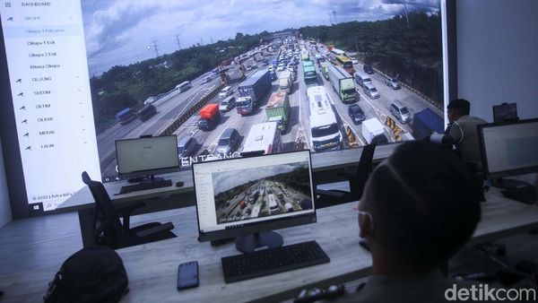 Melihat Kesibukan Pusat Komando Pantau Arus Mudik 2022