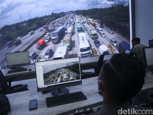 Melihat Kesibukan Pusat Komando Pantau Arus Mudik 2022