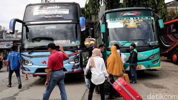 Diserbu Calon Pemudik, Lihat Ramainya Terminal Bayangan Pondok Pinang