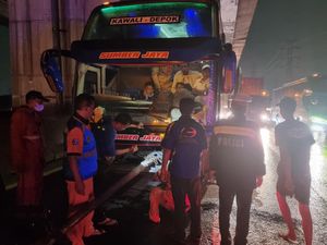 Kecelakaan Beruntun 3 Kendaraan Terjadi di Km 28 Tol Cikampek