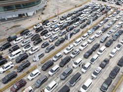 Foto Udara Antrean Pemudik di Pelabuhan Bakauheni