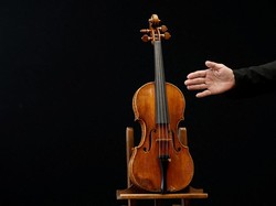 Aksi Manusia Pertama yang Memainkan Biola di Luar Angkasa