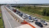Arus Mudik Sumsel, Kendaraan Padat Merayap di Gerbang Tol Kramasan
