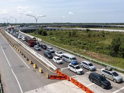 Arus Mudik Sumsel, Kendaraan Padat Merayap di Gerbang Tol Kramasan