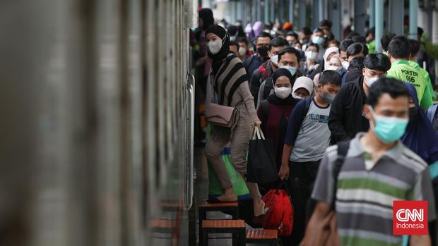 Calon penumpang yang akan mudik ke daerah tujuan mereka di Stasiun Pasar Senen, Jakarta, Kamis 28 April 2022. H-4 menjelang Lebaran, lonjakan jumlah penumpang kereta api semakin meningkat pada Kamis (28/4) pagi ini, dan diperkirakan akan terus bertambah hingga 30 April atau H-2 Idul Fitri. CNN Indonesia/Safir Makki