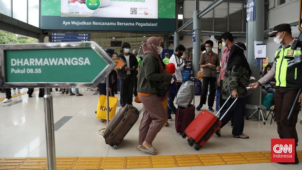 H-4 Pemudik Mulai Padati Stasiun Pasar Senen Calon penumpang yang akan mudik ke daerah tujuan mereka di Stasiun Pasar Senen, Jakarta, Kamis 28 April 2022. H-4 menjelang Lebaran, lonjakan jumlah penumpang kereta api semakin meningkat pada Kamis (28/4) pagi ini, dan diperkirakan akan terus bertambah hingga 30 April atau H-2 Idul Fitri. CNN Indonesia/Safir Makki