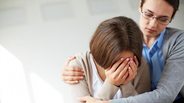 Mengindari memaksa teman yang sedang menangis untuk baik-baik saja merupakan salah satu bentuk empati ketika dia sedang bersedih.