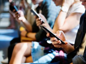 Pasar Smartphone Dunia Diprediksi Menurun 5 Persen di 2023 Pasar Smartphone Dunia Diprediksi Menurun 5 Persen di 2023