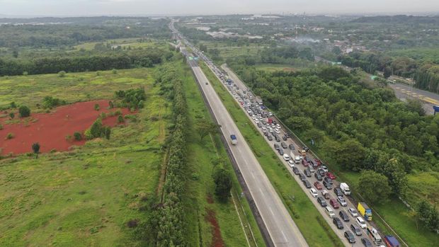 Sejumlah kendaraan melintasi jalan tol Cikopo-Palimanan, Kabupaten Purwakarta, Jawa Barat, Kamis (28/4/2022). Pada H-4 Lebaran 2022, sebagian ruas jalan tol Cikopo-Palimanan mengalami kepadatan volume kendaraan imbas dari antrean memasuki Gerbang Tol Cikampek Utama dan diperkirakan puncaknya pada H-3 Lebaran. ANTARA FOTO/M Risyal Hidayat/nym.
