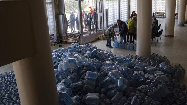 Ukraina Krisis Air Bersih, Warga Antre Buat Minum dan Cuci-cuci