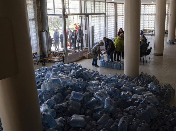 Ukraina Krisis Air Bersih, Warga Antre Buat Minum dan Cuci-cuci