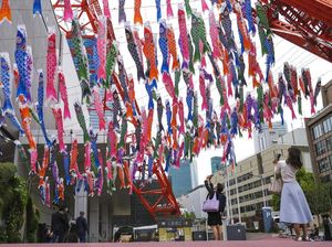Wow, Puluhan Ikan Koi Beterbangan di Langit Jepang