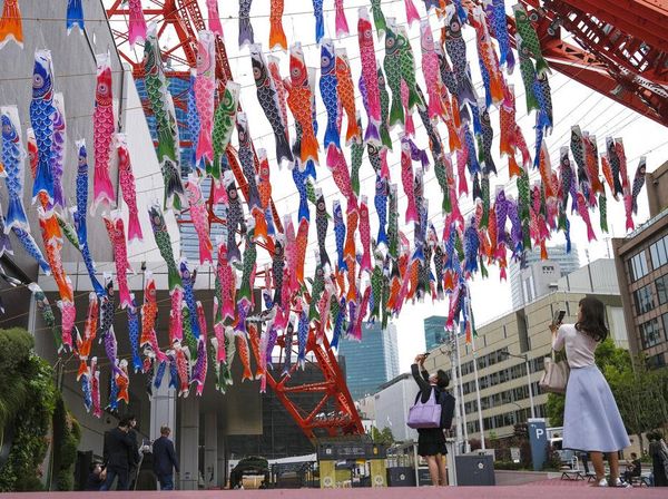 Wow, Puluhan Ikan Koi Beterbangan di Langit Jepang