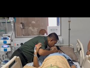 Momen KSAD Dudung Jenguk-Cium Kening Hendropriyono di RSPAD