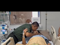 Momen KSAD Dudung Jenguk-Cium Kening Hendropriyono di RSPAD