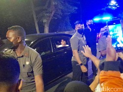 Jokowi Bagi-bagi Uang hingga Sembako di Bogor Malam Ini