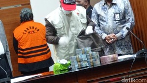 Tumpukan Duit Disita KPK dari OTT Bupati Bogor Ade Yasin