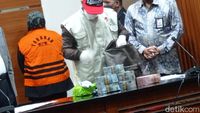 Tumpukan Duit Disita KPK dari OTT Bupati Bogor Ade Yasin