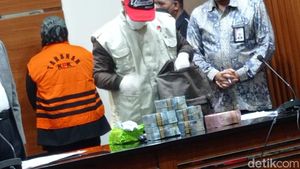 Tumpukan Duit Disita KPK dari OTT Bupati Bogor Ade Yasin
