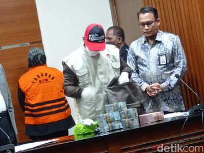 Tumpukan Duit Disita KPK dari OTT Bupati Bogor Ade Yasin