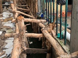 Cegah Banjir Duren Sawit, Penyangga Kayu Dipasang di Saluran Air
