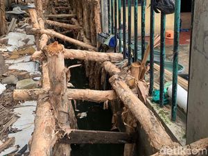 Cegah Banjir Duren Sawit, Penyangga Kayu Dipasang di Saluran Air Cegah Banjir Duren Sawit, Penyangga Kayu Dipasang di Saluran Air