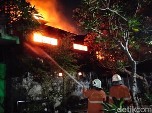 SD Islam Al Falah Surabaya Kebakaran, 3 Ruang Kelas-Perpustakaan Dilalap Api SD Islam Al Falah Surabaya Kebakaran, 3 Ruang Kelas-Perpustakaan Dilalap Api