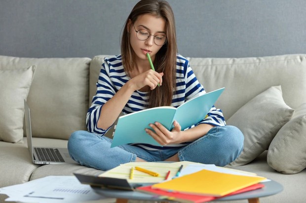 Kebiasaan sederhana yang menyehatkan otak/foto: freepik.com/wayhomestudio Belajar hal baru akan merangsang kemampuan berpikir yang dapat menyehatkan otak.