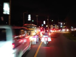 Jalur Arteri Cilegon Arah Pelabuhan Merak Macet Malam Ini