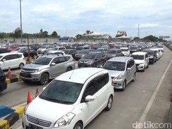 Macet Panjang di Tol Cikampek Belum Terurai hingga Siang Ini