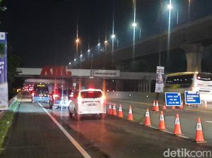 One Way Diterapkan, Kendaraan Berpelat B Padati Tol Japek Km 47 One Way Diterapkan, Kendaraan Berpelat B Padati Tol Japek Km 47