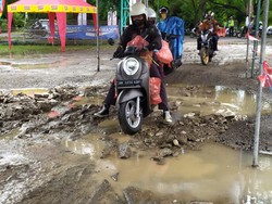 Usai Hujan, Landasan Parkir di Pos Pemeriksaan Gilimanuk Kembali Becek