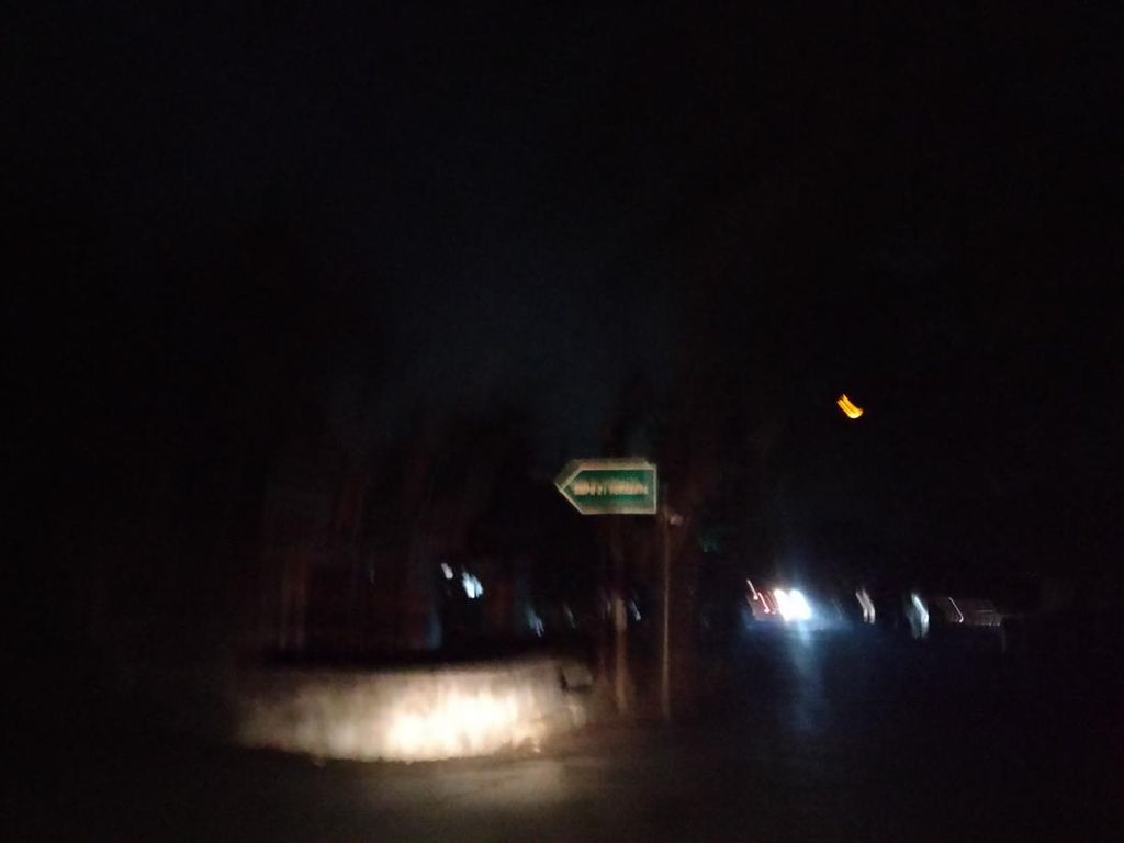 Warga Jambangan Keluhkan Mati Lampu Jelang Sahur Warga Jambangan Keluhkan Mati Lampu Jelang Sahur