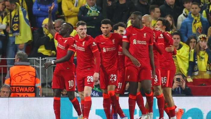 LIVERPOOL, ENGLAND - APRIL 27: Sadio Mane of Liverpool celebrates with team mates after scoring their teams second goal during the UEFA Champions League Semi Final Leg One match between Liverpool and Villarreal at Anfield on April 27, 2022 in Liverpool, England. (Photo by Catherine Ivill/Getty Images)