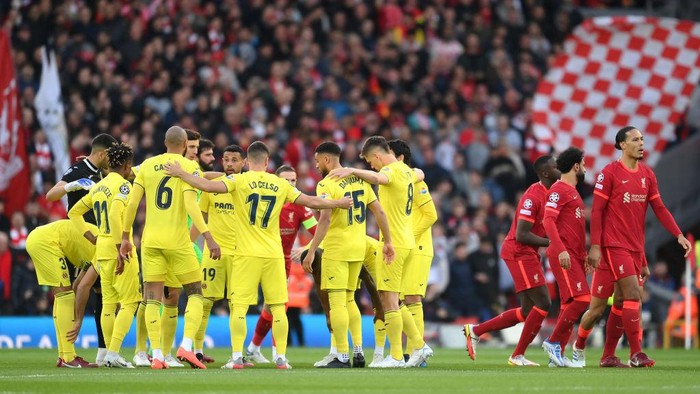 LIVERPOOL, ENGLAND - APRIL 27: Players of Villarreal create a huddle prior to the UEFA Champions League Semi Final Leg One match between Liverpool and Villarreal at Anfield on April 27, 2022 in Liverpool, England. (Photo by David Ramos/Getty Images)
