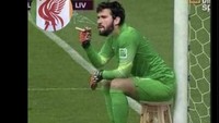 Satu lagi meme Alisson di bawah gawang Liverpool vs Villarreal. Foto: dok. Twitter