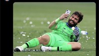 Alisson Becker disebut bisa santai menjaga gawang Liverpool saat lawan Villarreal. Foto: dok. Twitter