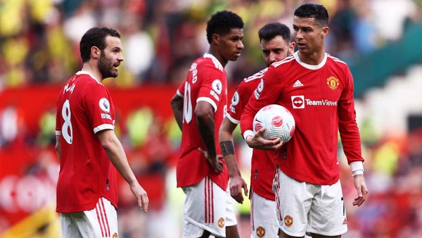 MANCHESTER, ENGLAND - APRIL 16: Cristiano Ronaldo of Manchester United prepares to take a free kick during the Premier League match between Manchester United and Norwich City at Old Trafford on April 16, 2022 in Manchester, England. (Photo by Naomi Baker/Getty Images)