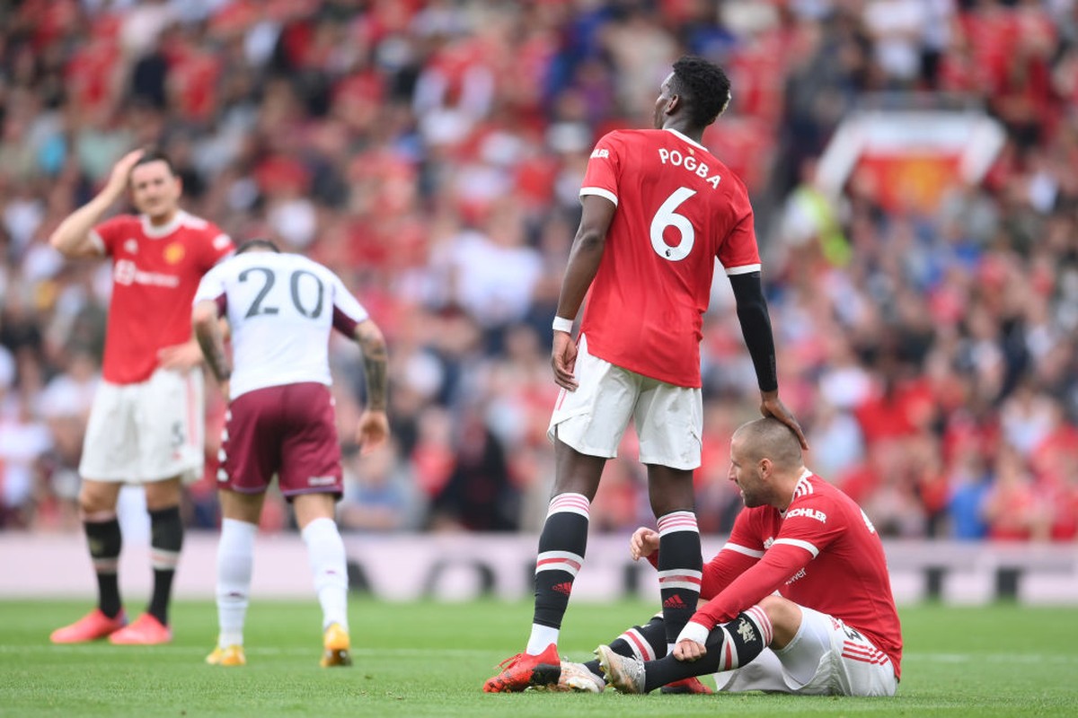 Pogba dan Shaw (duduk) dipastikan absen melawan Chelsea. Foto: Getty Images/Laurence Griffiths