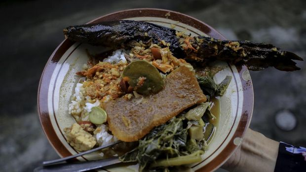 Mangut Spicy Catfish is one of the traditional dishes in Yogyakarta made from smoked catfish with curry and side dishes