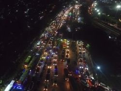 Melihat dari Langit Kepadatan di Pelabuhan Merak Malam Ini