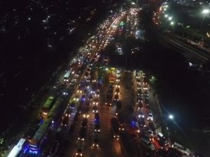 Melihat dari Langit Kepadatan di Pelabuhan Merak Malam Ini