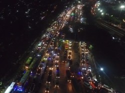 Melihat dari Langit Kepadatan di Pelabuhan Merak Malam Ini