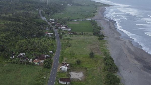 Melintasi Jalur Alternatif Pansela, Pemandangannya Pantai Lho