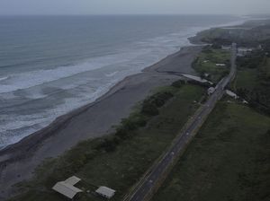 Wisatawan Harus Waspada, Gelombang Tinggi Terjang Pantai Selatan Garut Wisatawan Harus Waspada, Gelombang Tinggi Terjang Pantai Selatan Garut