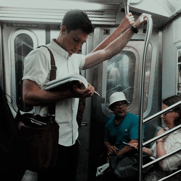 membaca buku bisa membuka wawasan barumu