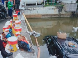 Tabrak Pagar Jembatan, Mobil Pemudik Nyemplung Sungai di Semarang