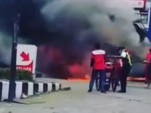 Mobil Terbakar Hebat di Depan SPBU Kopeng, 2 Orang Dilarikan ke RS
